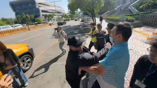 5億高中生案|夏男出庭遇襲!臉遭拳毆罵「畜生」 他瞪眼想反擊