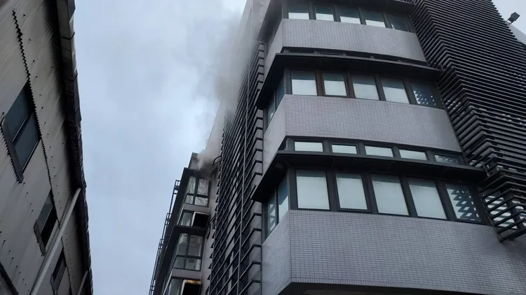 工廠4樓冒出濃煙。桃園市消防局提供