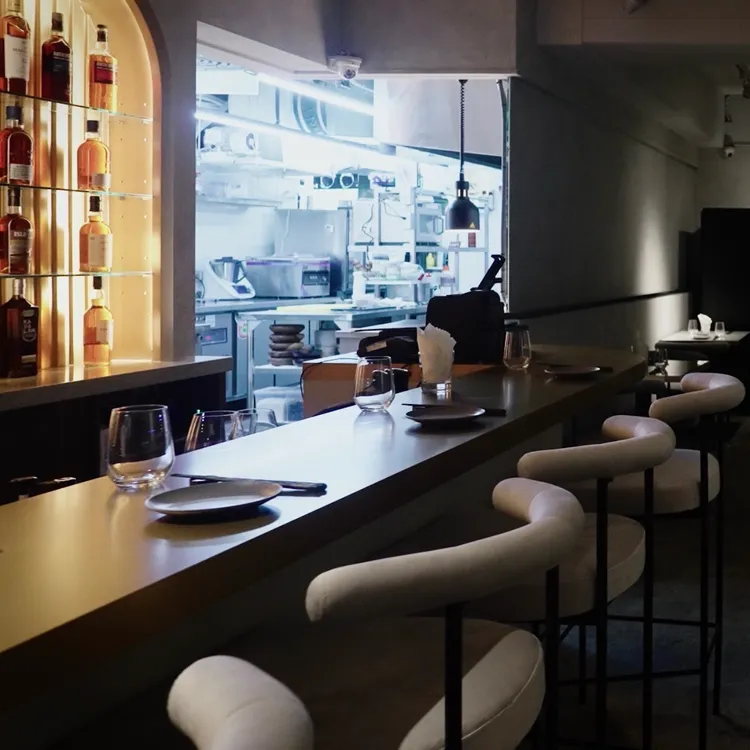 緩緩FABULA吧檯。業者提供