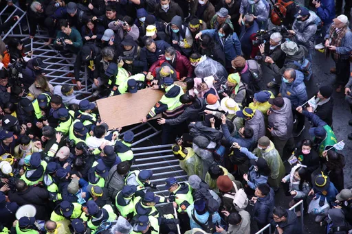 上千青鸟「推倒栅栏」欲冲入立院被挡下　立委批：卓荣泰破坏宪政制度