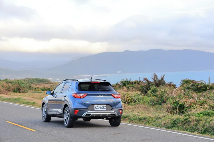 全新25年式Stonic升級標配Supervision多彩科技儀表板，並搭配全車中文化顯示。業者提供