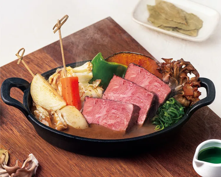 主打和風洋食的「陶板屋」推出「濃い牛排湯咖哩」，靈感來自北海道，牛排經舒肥處理口感軟嫩多汁。業者提供