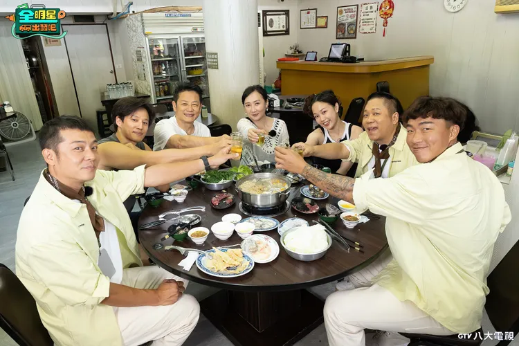 （左起）姚元浩、徐新洋、徐乃麟、Julie、安吉、卜學亮、郭泓志。八大提供