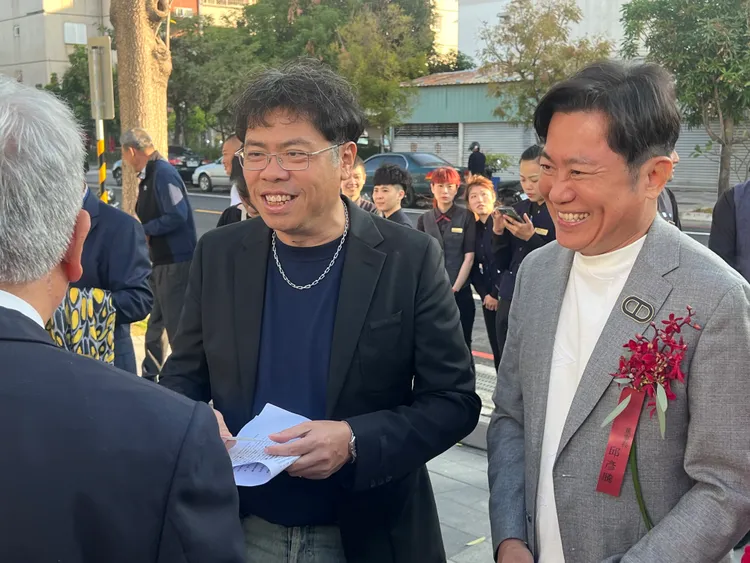建築為全球知名橙田建築室研所羅耕甫(左)設計規劃，而董事長邱彥騰(右)一同打造。葉家銘攝