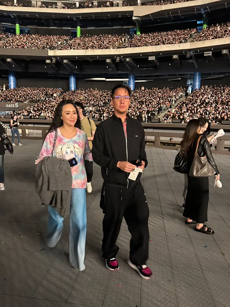 關穎跟老公一起到大巨蛋聽演唱會。讀者提供