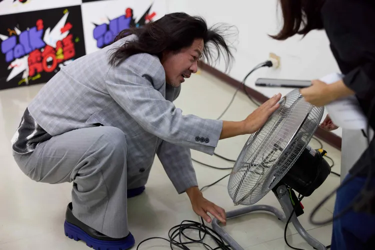 乱彈阿翔代班主持，拍攝浩角「翔」起宣傳照時，不忘自己調整風扇，要讓秀髮飄逸入鏡。公視台語台提供