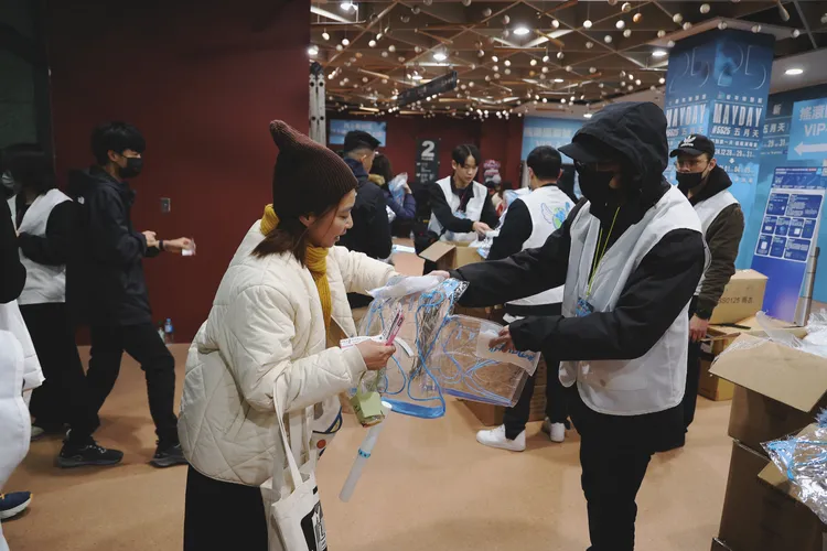 特製五月天《回到那一天》25周年巡迴演唱透明回憶百寶袋免費送入場粉絲。圖／相信音樂提供