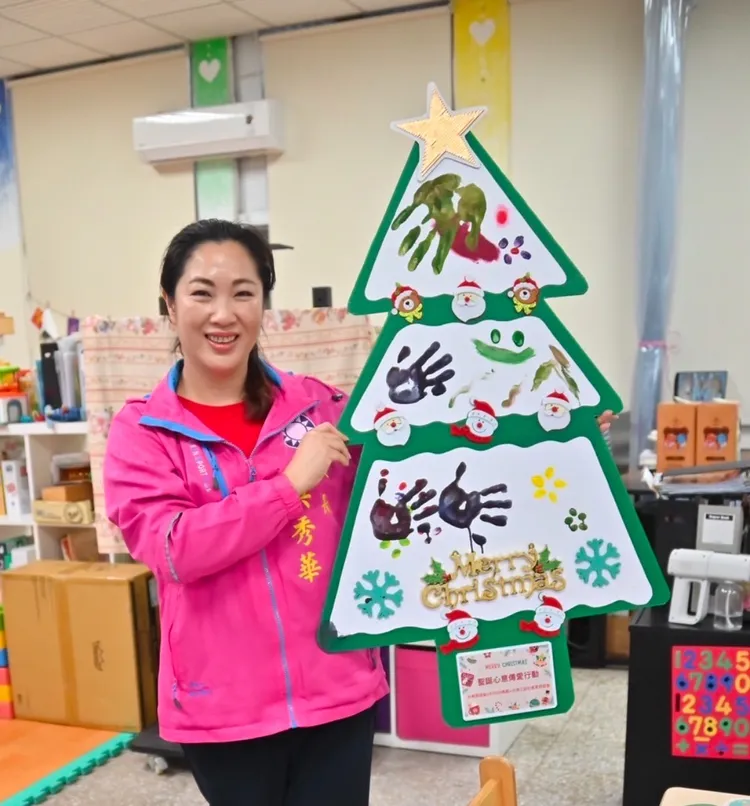 台東縣議長吳秀華為偏鄉孩童歡慶聖誕節。台東縣議會提供