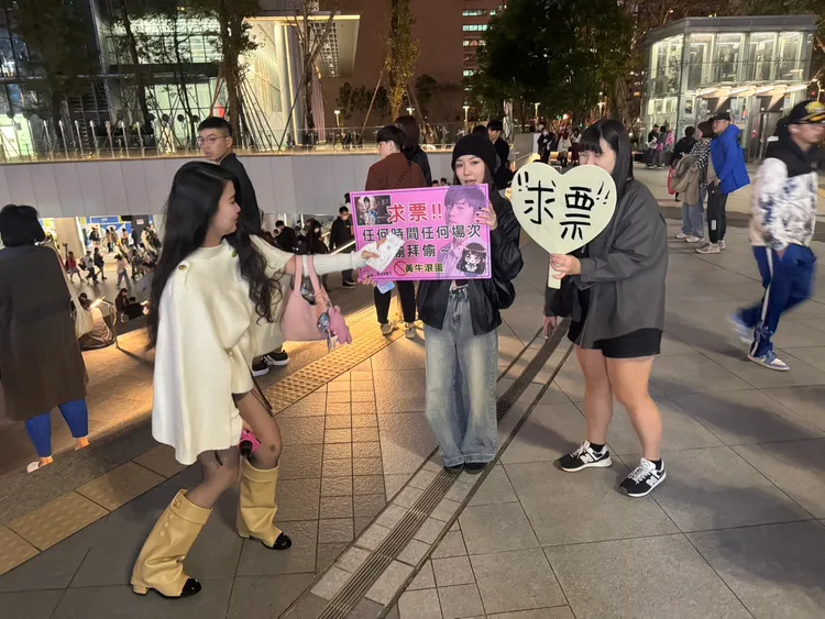 未買到票的粉絲在場外公開求票。張綵茜攝
