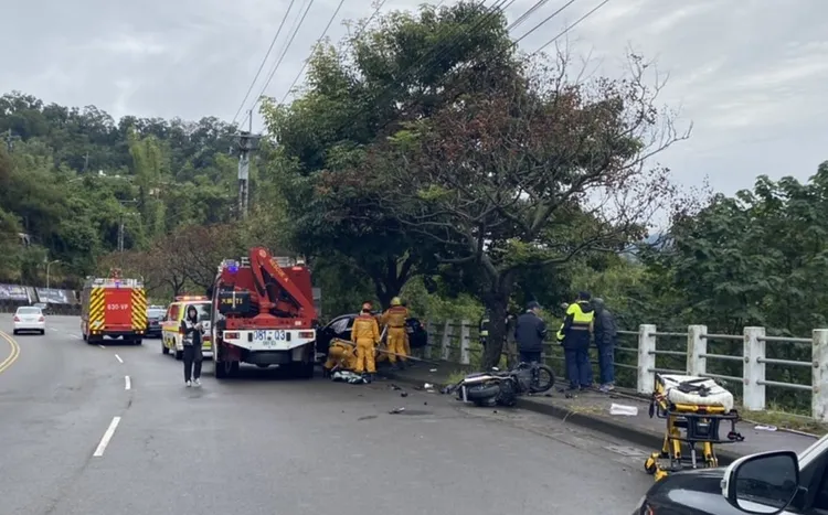楊女被撞飛摔落一旁6米深邊坡，警消出動機具救人。民眾提供