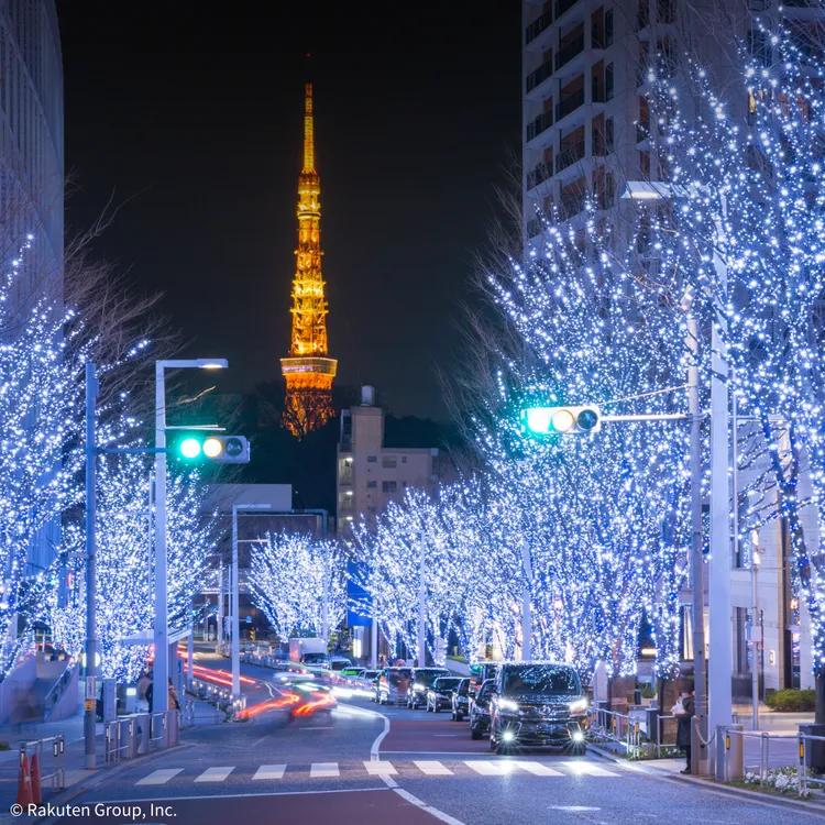 東京六本木新城「冬季燈光秀」以80萬盞藍白LED燈點亮櫸木大道，此景為遊客必訪的打卡熱點。業者提供