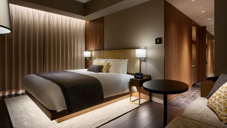 東京六本木的「三井花園飯店六本木東京普米爾」，透過房內大片落地窗可俯瞰東京都市，夜晚可感受城市燈光的閃爍。業者提供