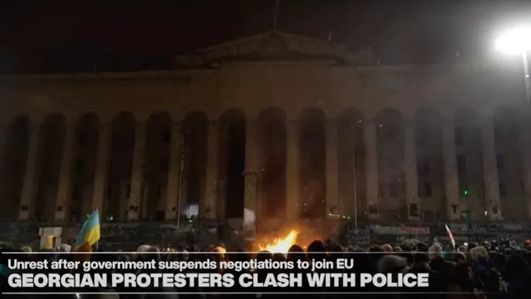 抗議民眾向政府機關前焚燒。翻攝自France 24