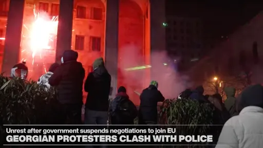 不滿政府暫停入歐盟談判 喬治亞民眾大規模暴動亂射煙火
