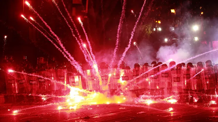 抗議民眾對警察射煙火。美聯社