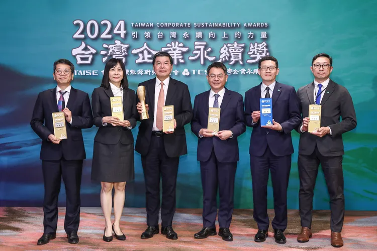 「2024 第17屆TCSA台灣企業永續獎」今舉行頒獎典禮，國泰金控勇冠台灣金融業，領獎主管從左至右分別為國泰建設總經理李虹明、國泰人壽資深副總王麗秋、國泰金控總經理李長庚、國泰產險資深副總許嘉元、國泰證券副總林聖達、國泰投信協理李旼易。國泰金控提供