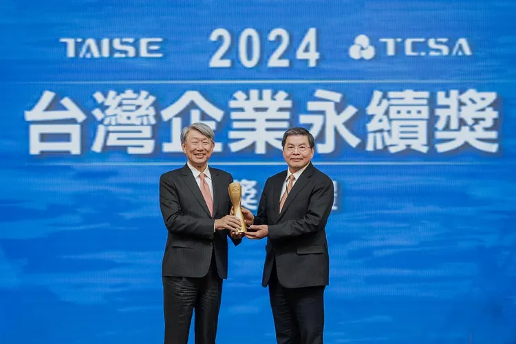 「2024 第17屆TCSA台灣企業永續獎」今舉行頒獎典禮，國泰金控勇冠台灣金融業，今由經濟部部長郭智輝（左）頒獎，國泰金控總經理李長庚（右）代表領獎。國泰金控提供