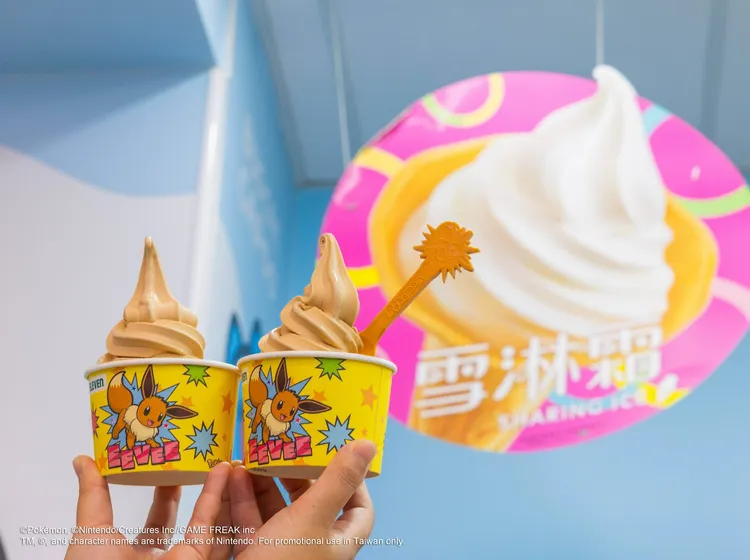 限定冰品有伊布圖樣紙杯，期間只要購買兩件雪淋霜，即可加贈伊布造型湯匙一支。7-11提供