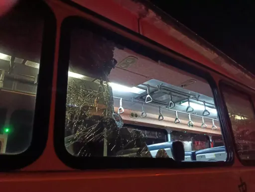 東山高中校車撞電桿!車起火3學生受傷