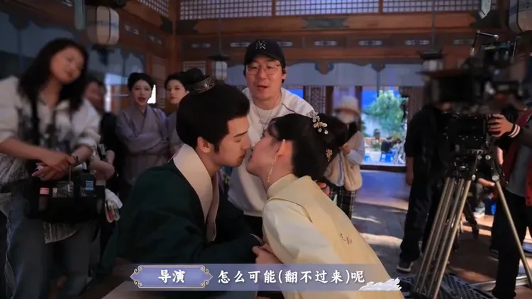 導演曾慶杰認真指導拍吻戲。翻攝娛樂榜姐微博