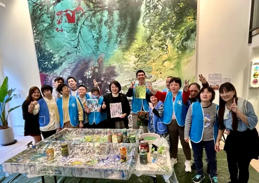 謝麗美與心路基金會揮灑流彩、以愛著色