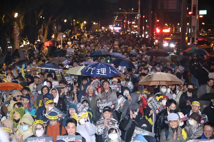 民眾昨晚聚集於立法院前，並繞行一周表達抗議。彭欣偉攝