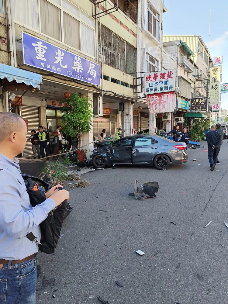 車禍現場。翻攝臉書「台中南區東區大小事」