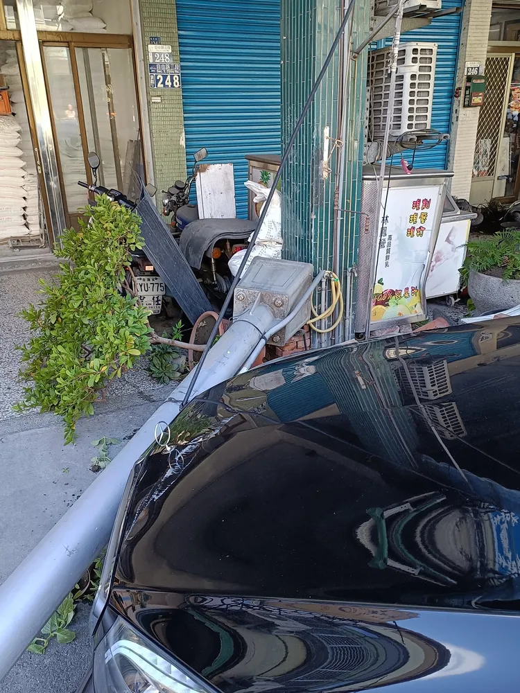 賓士車被追撞後失控撞倒路燈。翻攝臉書「台中南區東區大小事」