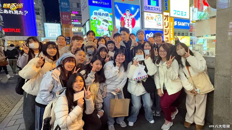 黃偉晉於大阪心齋橋快閃簽唱會，過程相當親民。八大電視提供