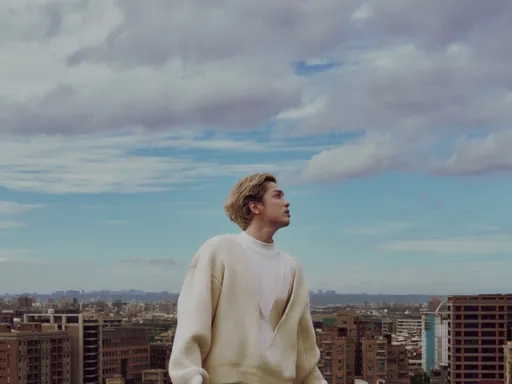 慎入！J.Sheon坐頂樓邊緣超驚險　稍不慎即「通另一道門」