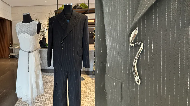 男士服裝上的點綴既是代表筆觸，也呼應著明年的農曆蛇年。張家玲攝