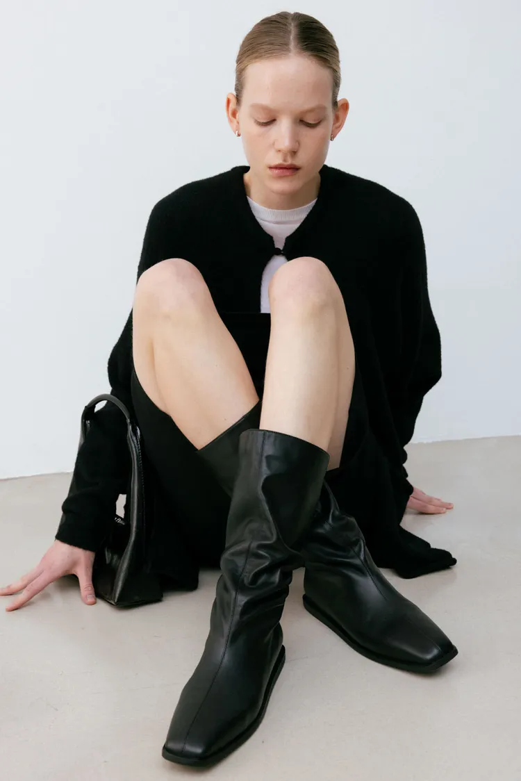 自然抓皺效果更擁有一股秋冬慵懶隨性的氛圍。品牌提供