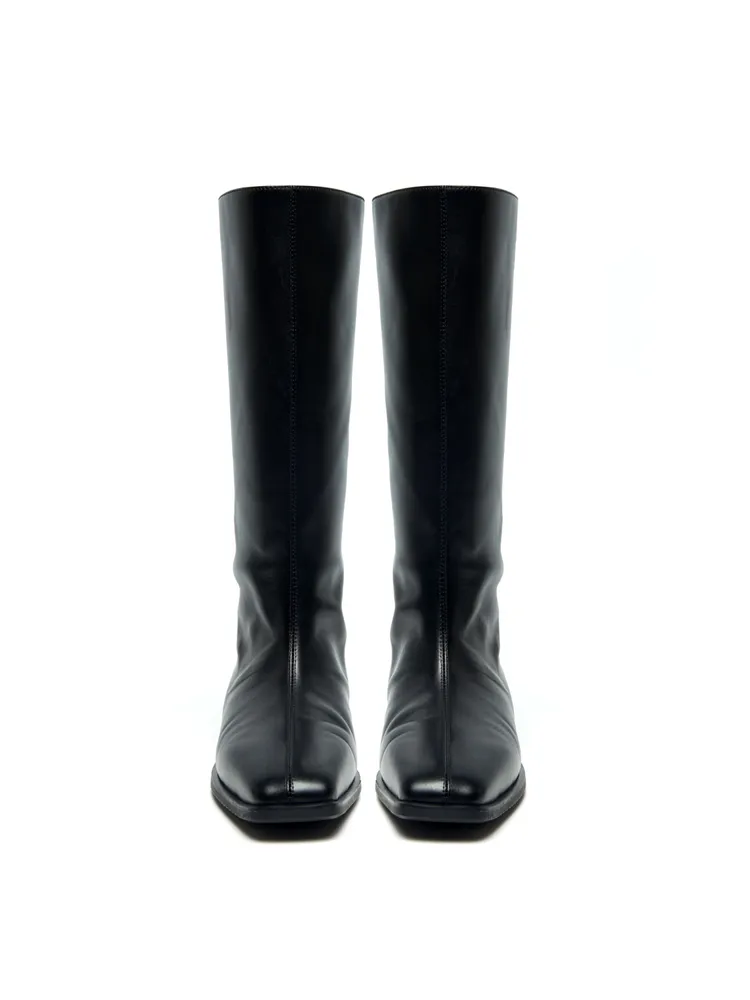 STUDIO DOE真皮方頭直筒靴，5480元。品牌提供