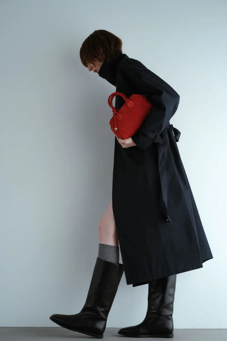 「真皮方頭直筒靴」以微方稜角鞋頭設計配上直筒廓型打造俐落感。品牌提供