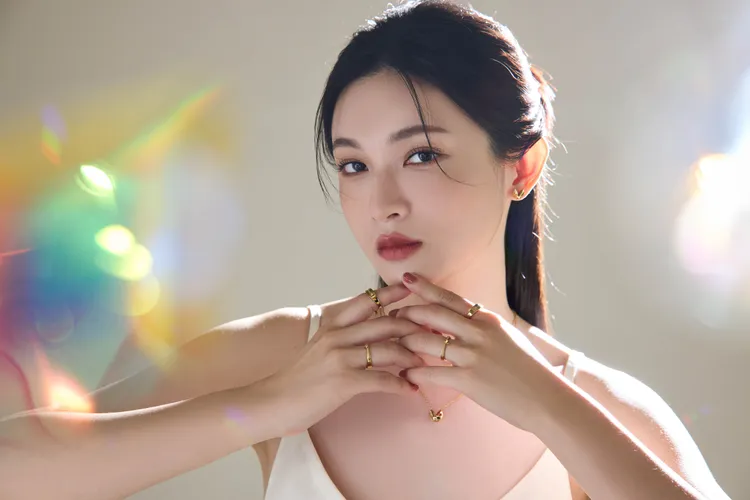 「誕生石系列」包括耳環、項鍊、戒指。品牌提供