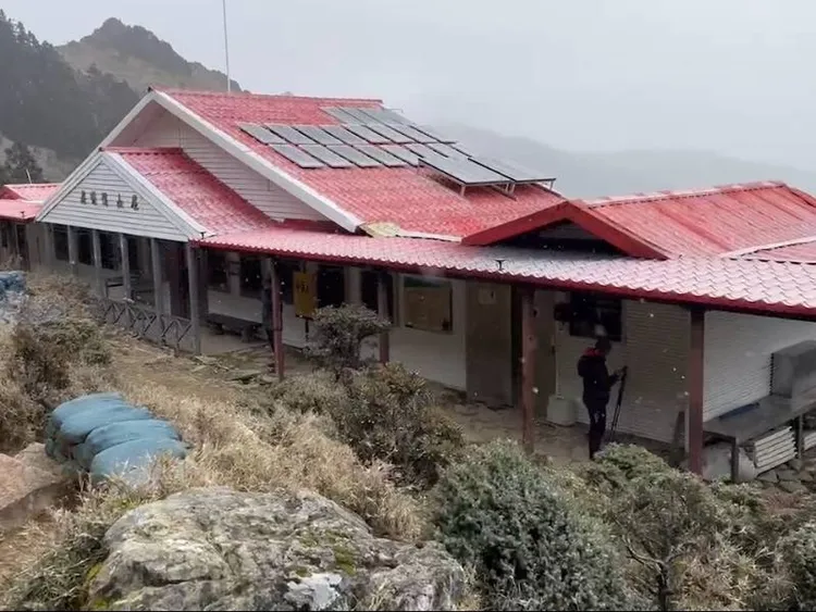 嘉明湖山屋今天下午3時許開始下雪了。山友提供