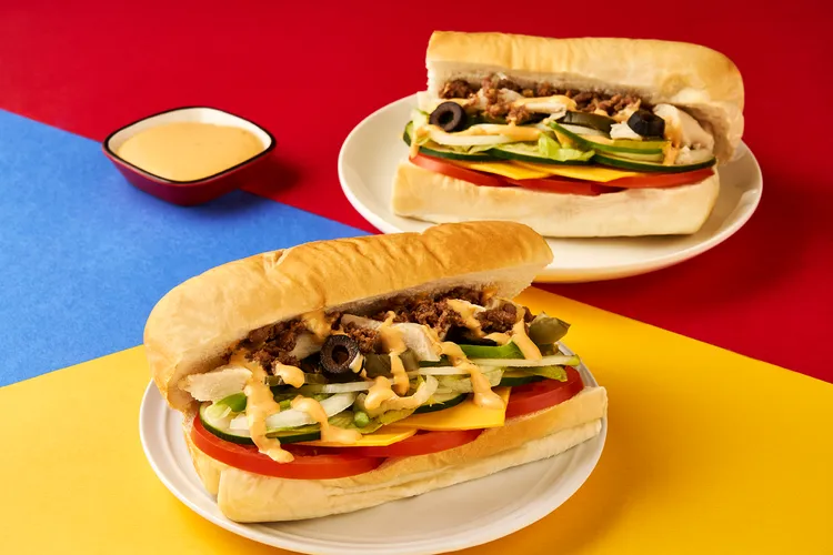 SUBWAY期間限定「牛雞雙拼潛艇堡」，以墨西哥辣牛與鮮嫩雞柳兩款經典口味帶來雙重滿足。業者提供