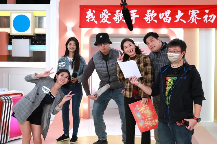 米可白（左一）在戲裡有很多要唱歌的部分，練了2、3個禮拜。民視提供