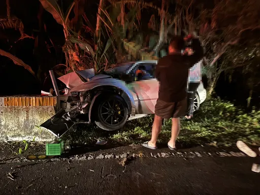 救援片|台南東山深夜死亡車禍!轎車猛撞車頭「插」護欄 1死2傷