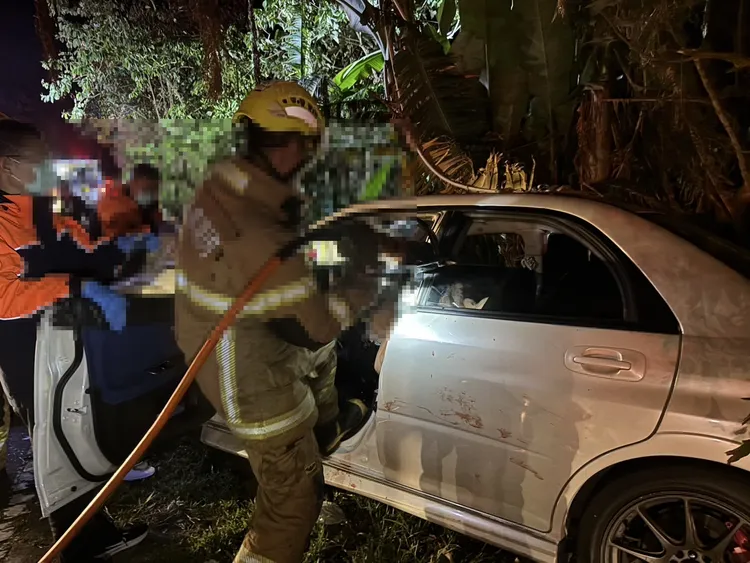 轎車車頭嚴重變形，警消以機具破壞將人救出。民眾提供
