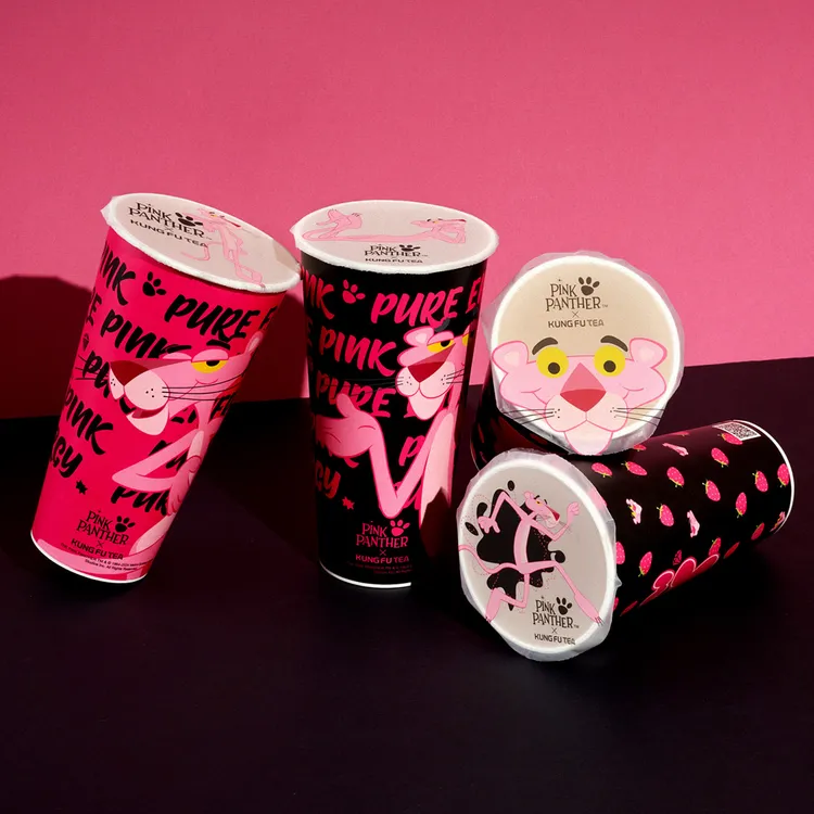 與頑皮豹跨界聯名，將同為粉色的草莓元素融入杯裝設計。功夫茶提供