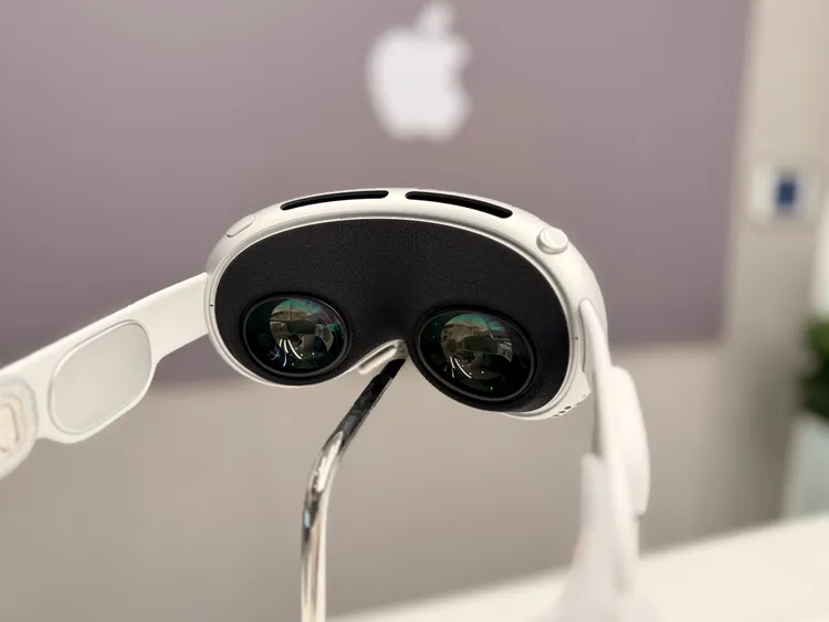 若有製作近視處方度數鏡片（4,990元）會用磁性吸附在內側。趙筱文攝影