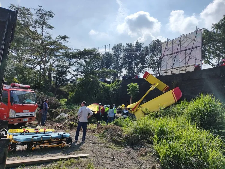 消防隊幫機上乘客脫困後，送醫治療。翻攝畫面