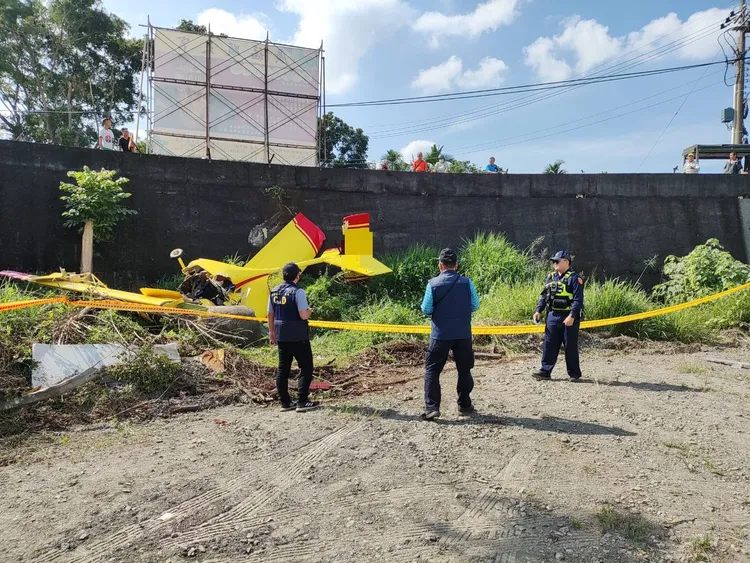消防隊幫機上乘客脫困後，送醫治療。翻攝畫面