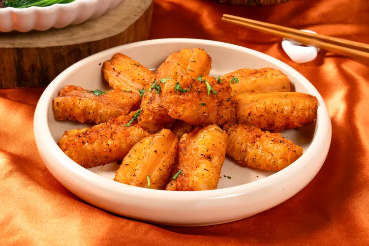 寓意花開富貴的椒香百花蝦滑釀有著金色三麥招牌的椒麻辣。業者提供