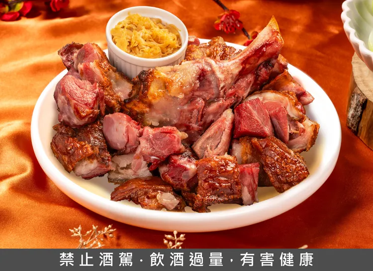 以德式黃金脆皮嫩豬腳代替傳統豬腳。業者提供