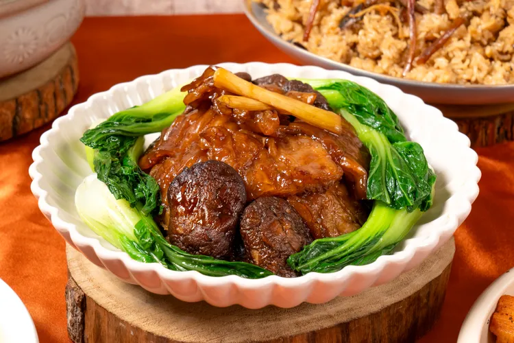 老母雞慢火細熬，直到成為金黃澄澈的極致上湯的上湯鮮蔬美顏膠。業者提供