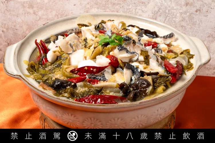 金色三麥聯名刁民酸菜魚，將經典酒款結合傳統菜色研發「精釀啤酒酸菜魚」，讓小家庭圍爐免煩惱。業者提供