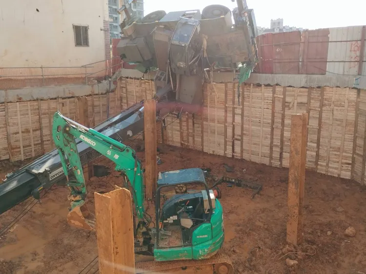 起重機翻覆現場。翻攝畫面