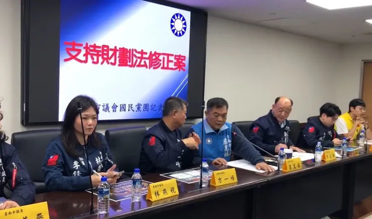 記者會中藍營市議員盧崑福、方一峰、許至椿都出席。民眾提供